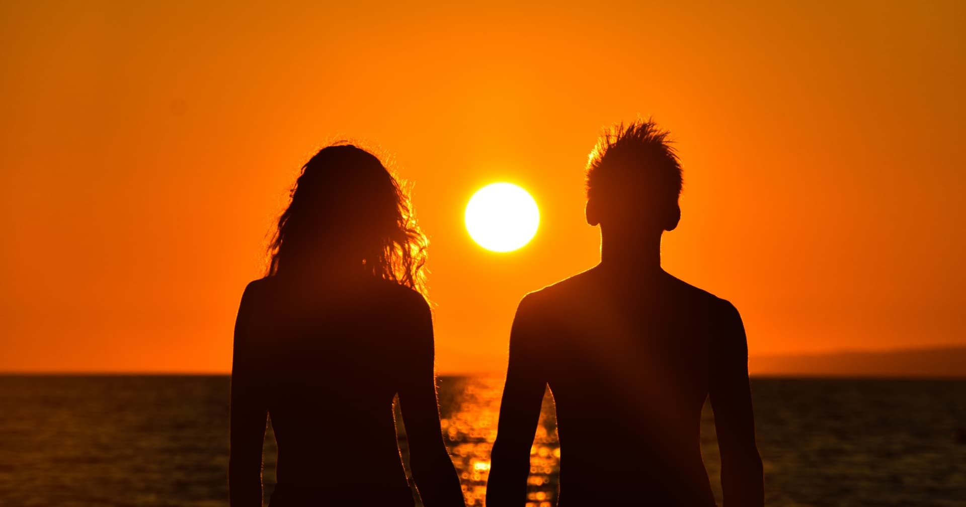 夕日の海を並んで見つめる二人の影——自分のことも、噛み合わない相手のことも、命式から読む